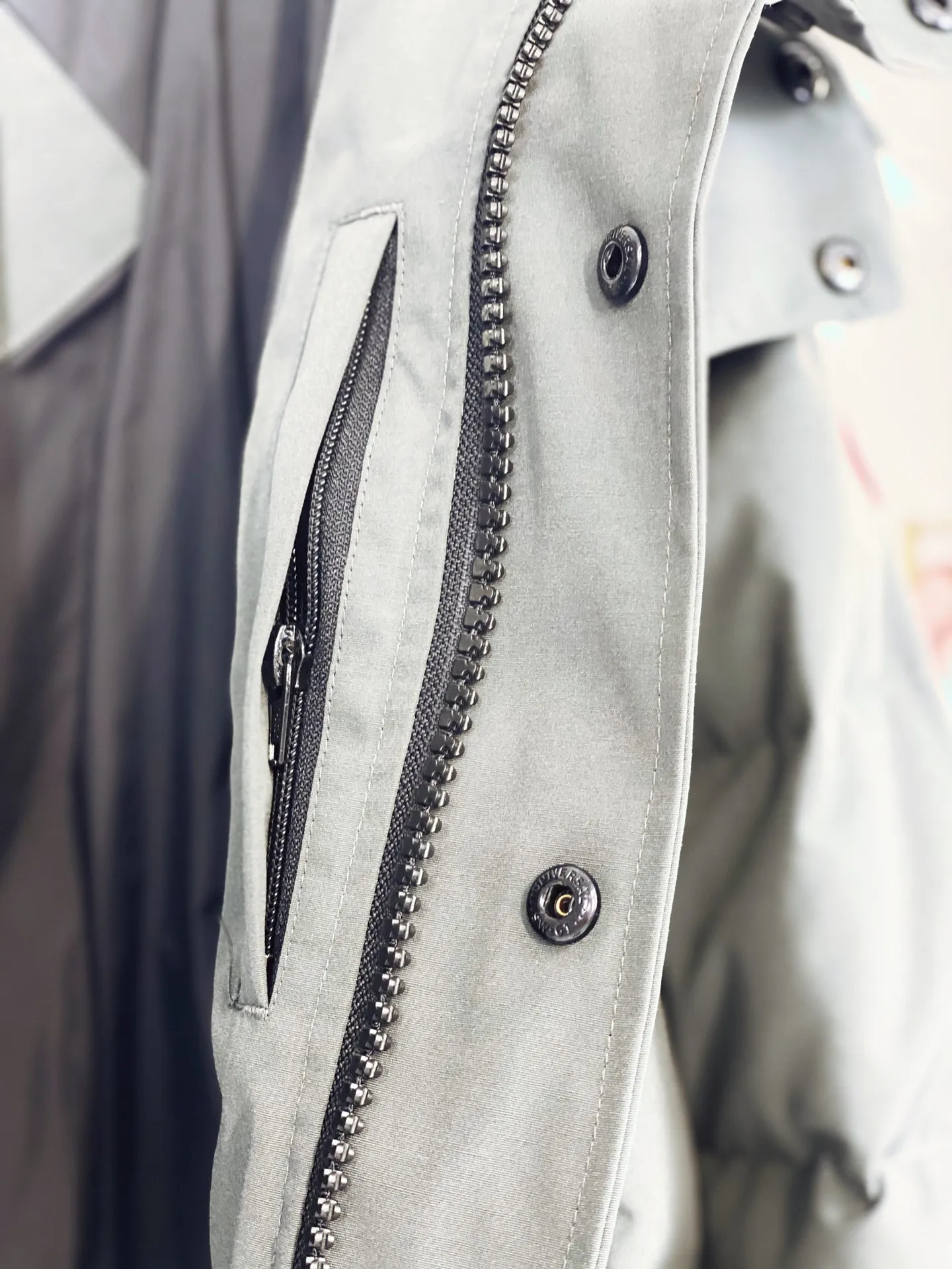 P820 Canada goose/Canada Goose Wyndham 388M 29 parka down jackets, genuine original version, you need to compare with the genuine product at any time, all accessories are customized from the original factory 💯The softness and hardness of the fabric are compared with the genuine ones, and they can be restored by kneading at will (fabric misunderstanding: fabrics that are not high hardness are waterproof. Only when you buy the latest genuine version this year will you notice the softness and comfort of the fabric) 💯Authentic white duck down is synchronized with the down Fluffy and not clumping, filled with electronically controlled down filling machine. 💯Customized zippers with authentic YKK military-grade copper core zipper pulls. High hardness and no jamming. 💯The fur collar is purchased from Western Canada coyote skin and is customized. Zipper cord, pocket label, back label, collar velvet, velcro fasteners, cuffs, all details are updated simultaneously with the original version, the best version, the most complete color matching, the fighter in the world 29, battle various worldly goods, size: XS-XXL (size chart attached below), color: as shown below